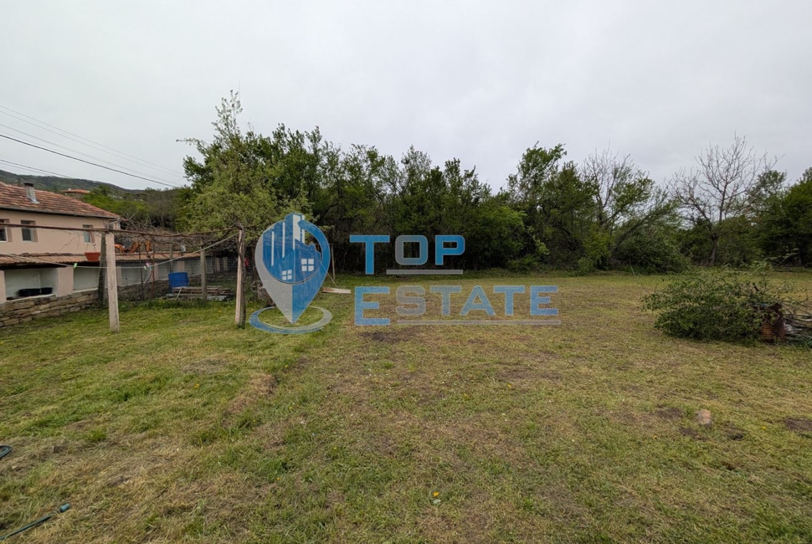 Едноетажна реновирана къща с огромен двор 11 дка в село Сливовица - 0
