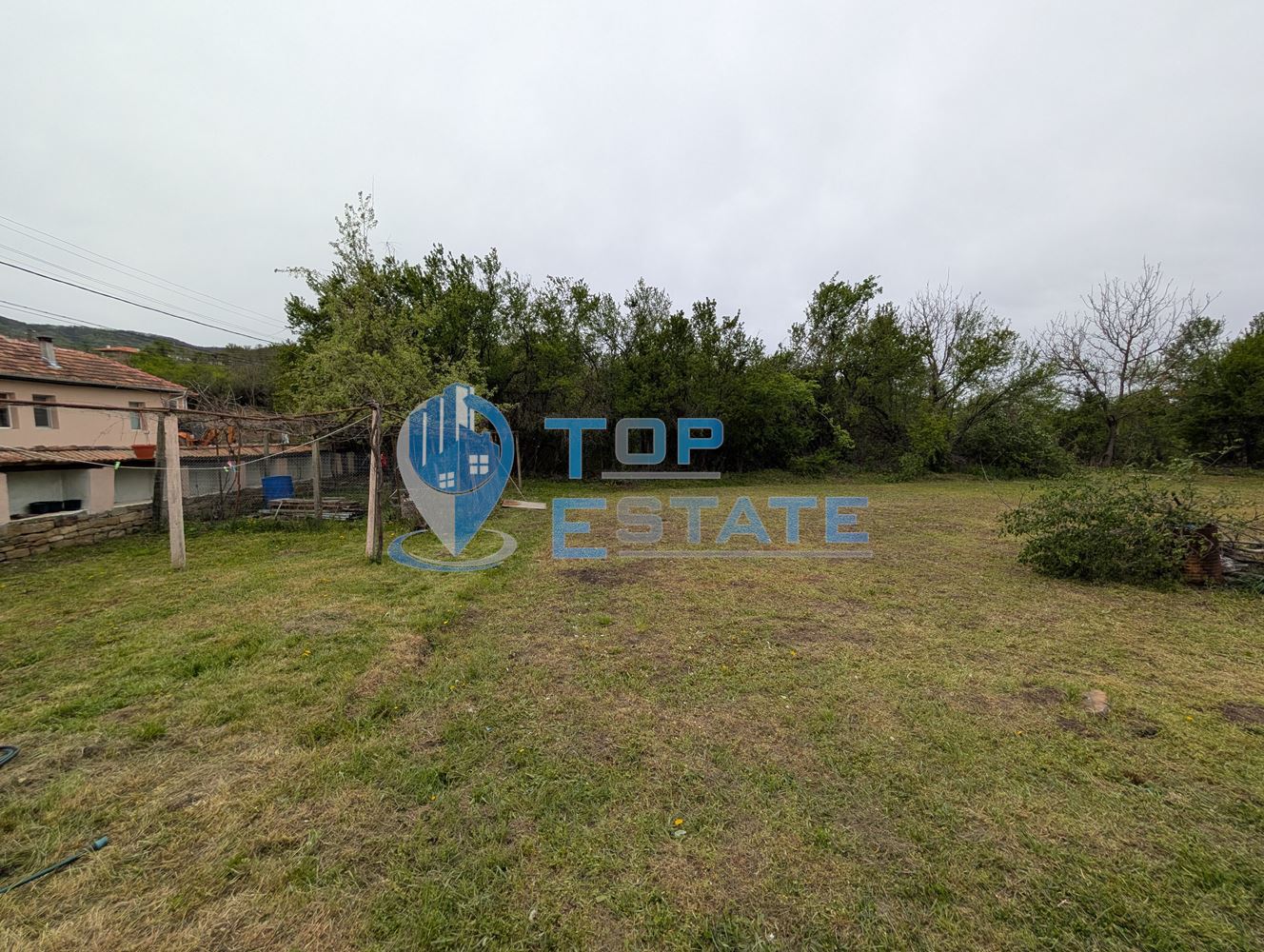 Едноетажна реновирана къща с огромен двор 11 дка в село Сливовица - 0