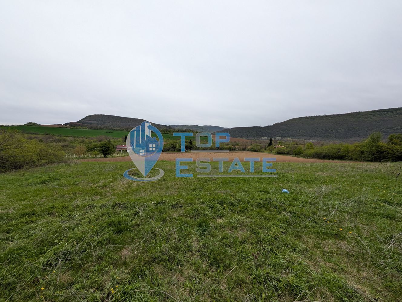 Едноетажна реновирана къща с огромен двор 11 дка в село Сливовица - 0