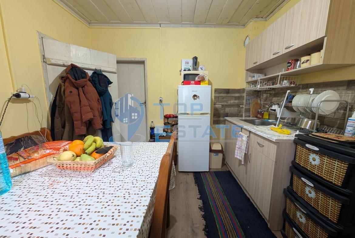 Едноетажна реновирана къща с огромен двор 11 дка в село Сливовица - 0