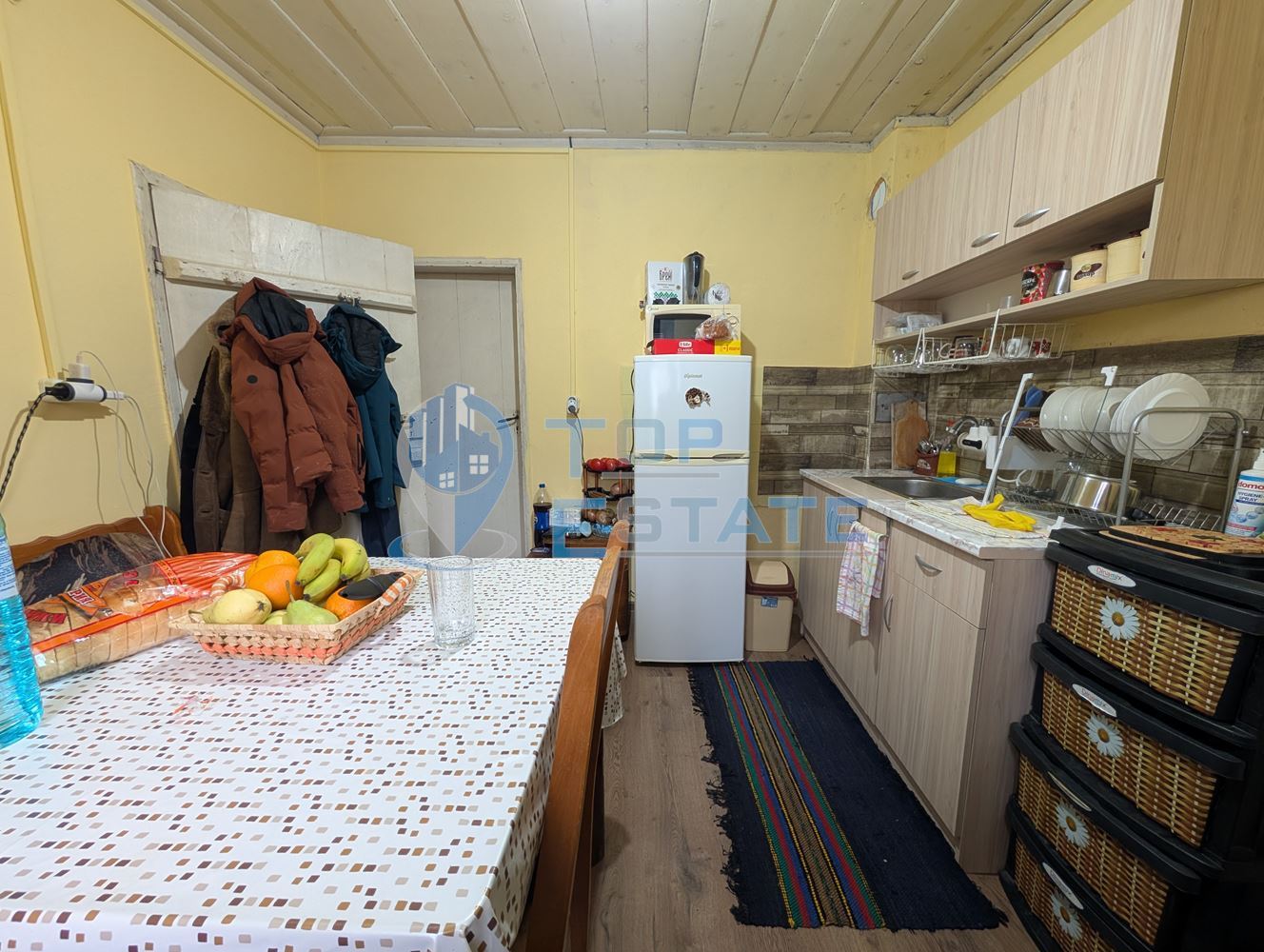 Едноетажна реновирана къща с огромен двор 11 дка в село Сливовица - 0