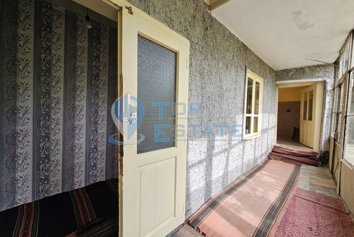 Поддържана къща с голям двор и гараж в село Ново Градище - 0