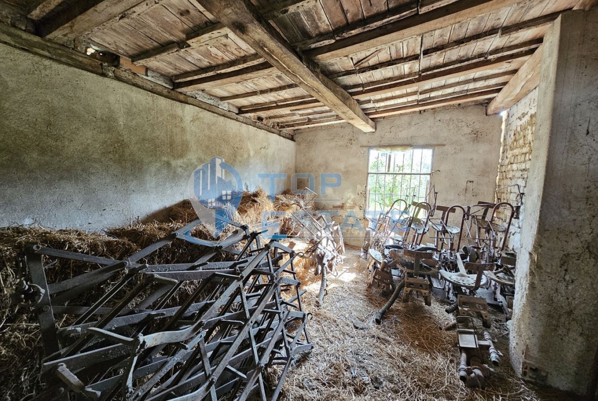 Просторна тухлена къща с голям двор в село Крушето, област Велико Търново - 0