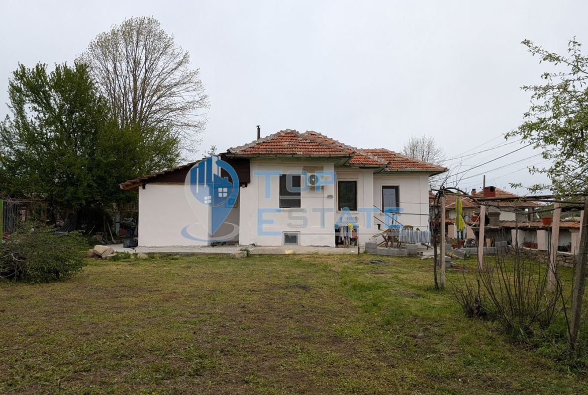 Едноетажна реновирана къща с огромен двор 11 дка в село Сливовица - 0