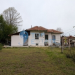 Едноетажна реновирана къща с огромен двор 11 дка в село Сливовица - 0