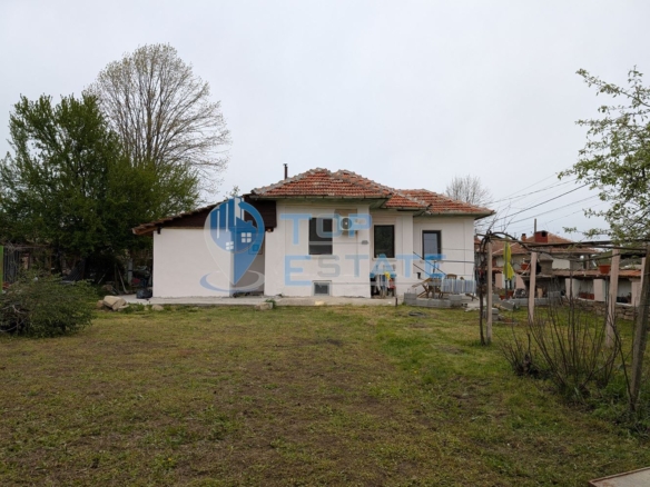 Едноетажна реновирана къща с огромен двор 11 дка в село Сливовица - 0