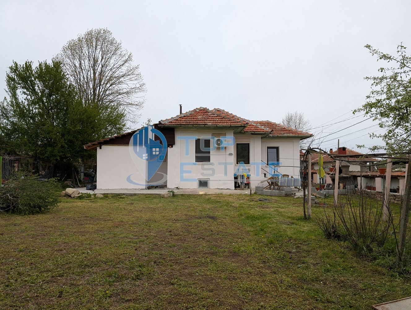 Едноетажна реновирана къща с огромен двор 11 дка в село Сливовица - 0
