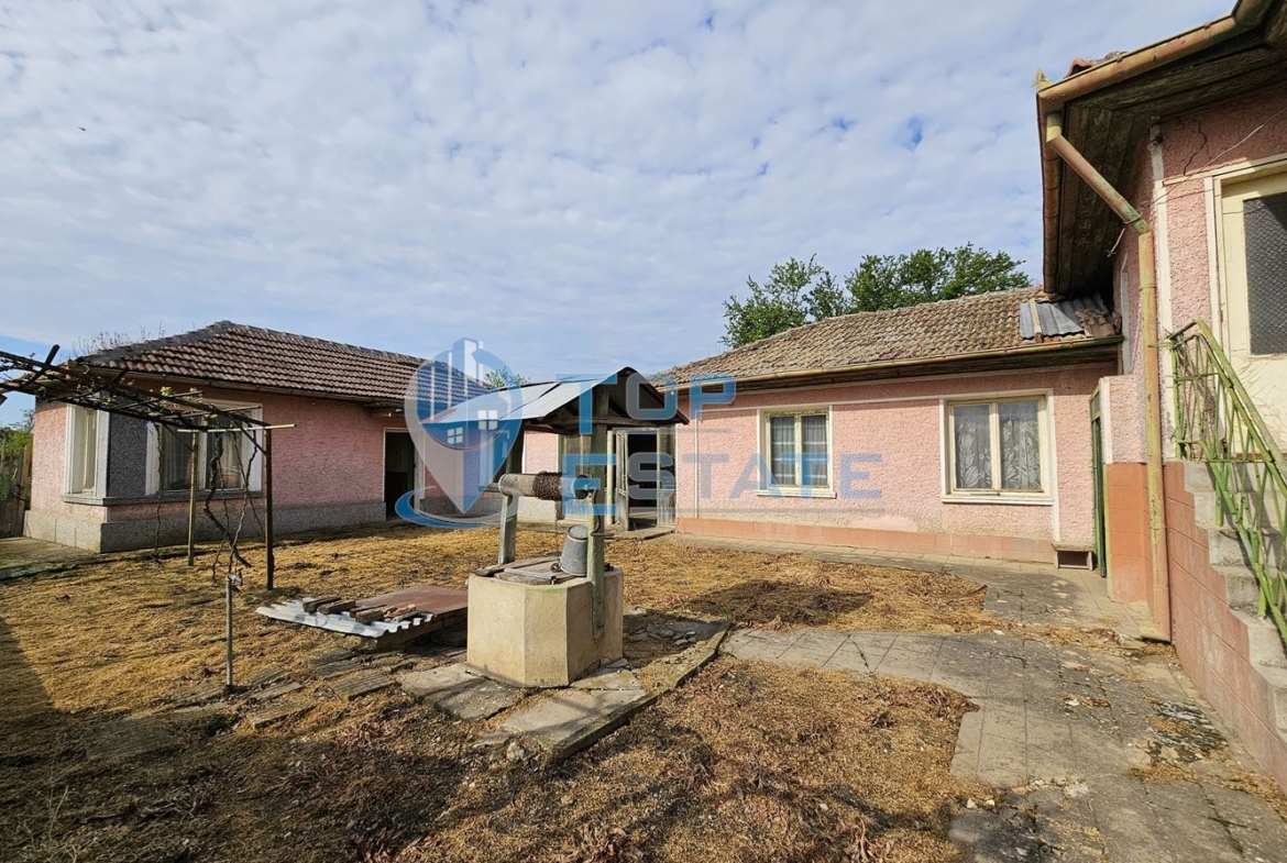 Просторна тухлена къща с голям двор в село Крушето, област Велико Търново - 0