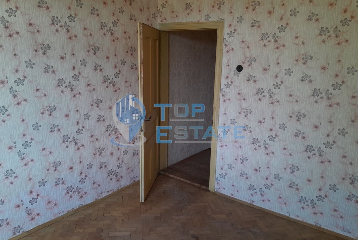Двуетажна тухлена къща с кладенец и голям двор в село Крамолин, област Габрово - 0
