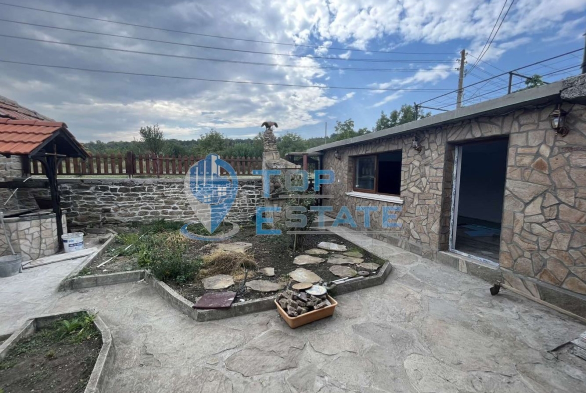 Ремонтирана тухлена къща с гараж и кладенец в с. Ново село, област Велико Търново - 0