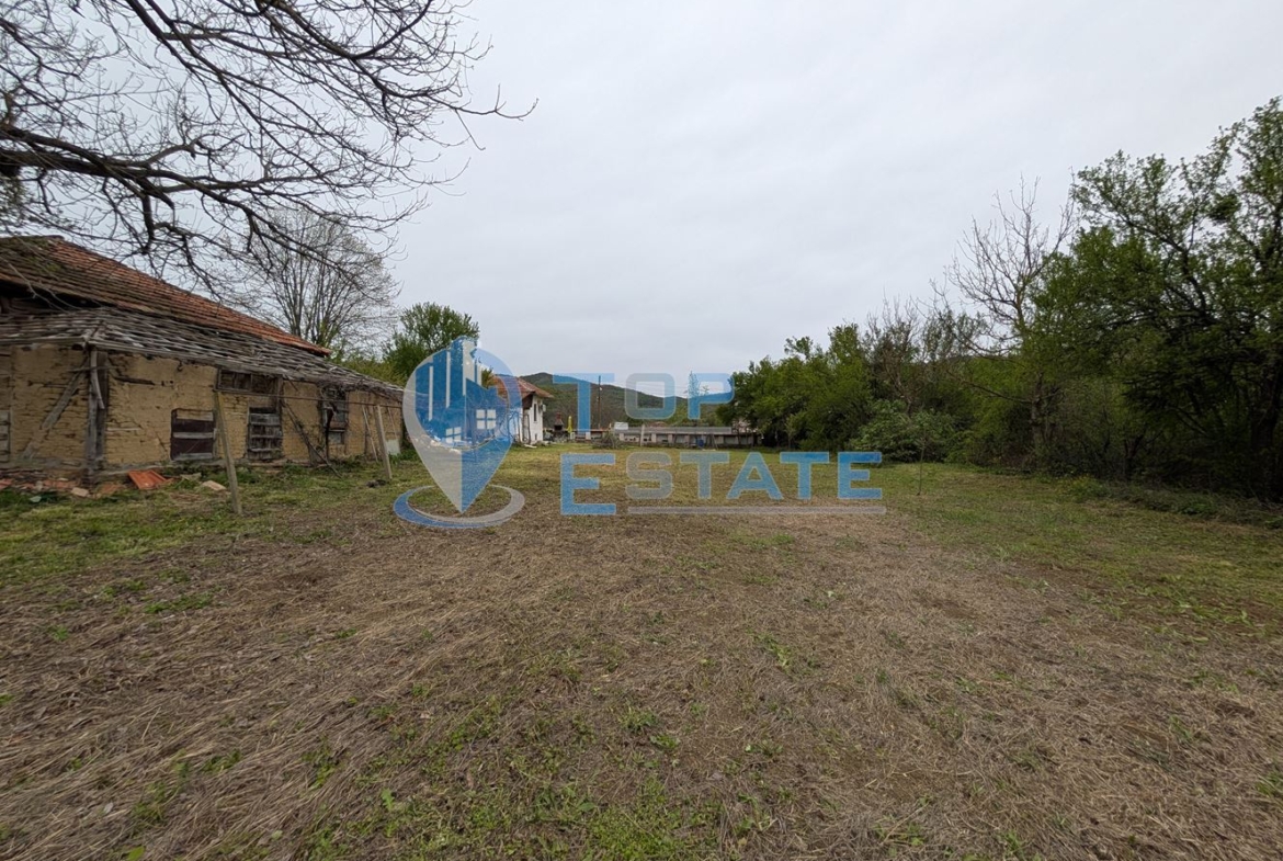 Едноетажна реновирана къща с огромен двор 11 дка в село Сливовица - 0