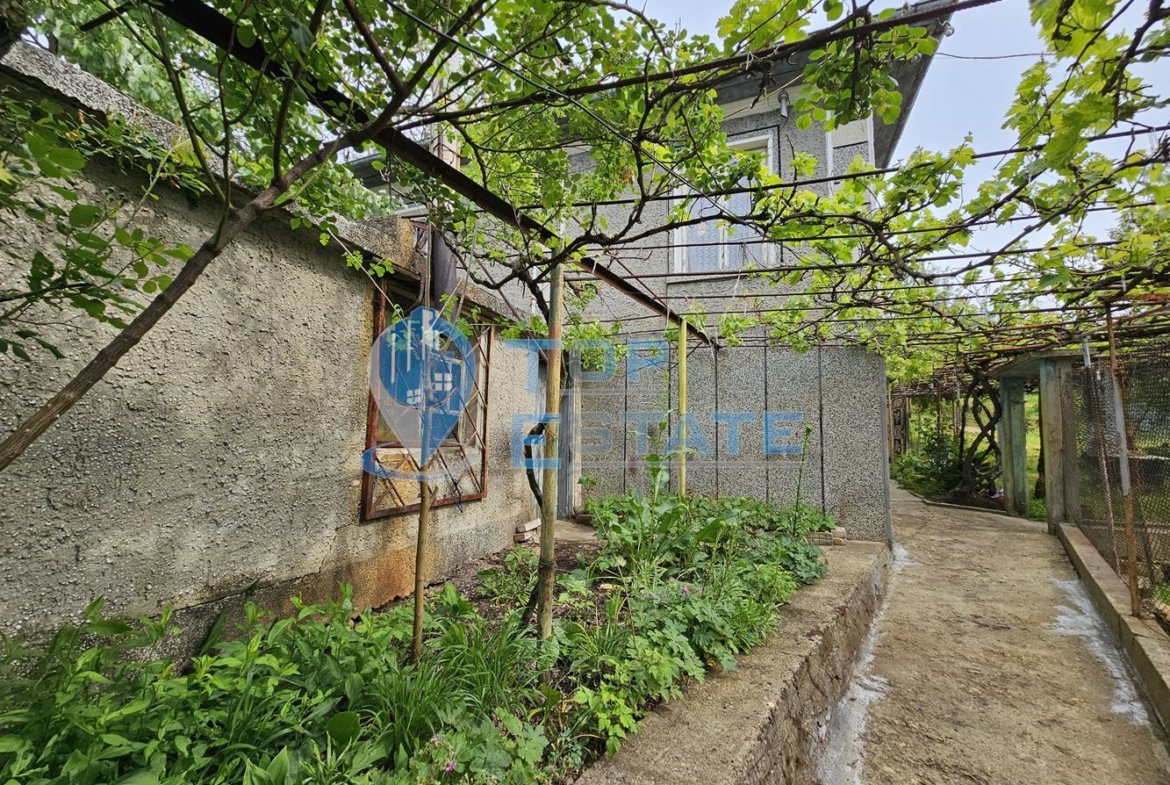 Поддържана къща с голям двор и гараж в село Ново Градище - 0