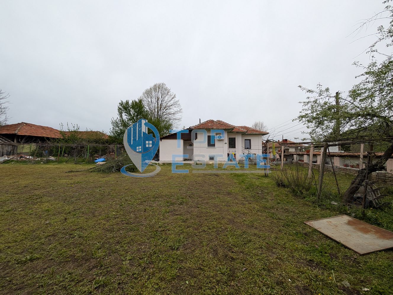 Едноетажна реновирана къща с огромен двор 11 дка в село Сливовица - 0