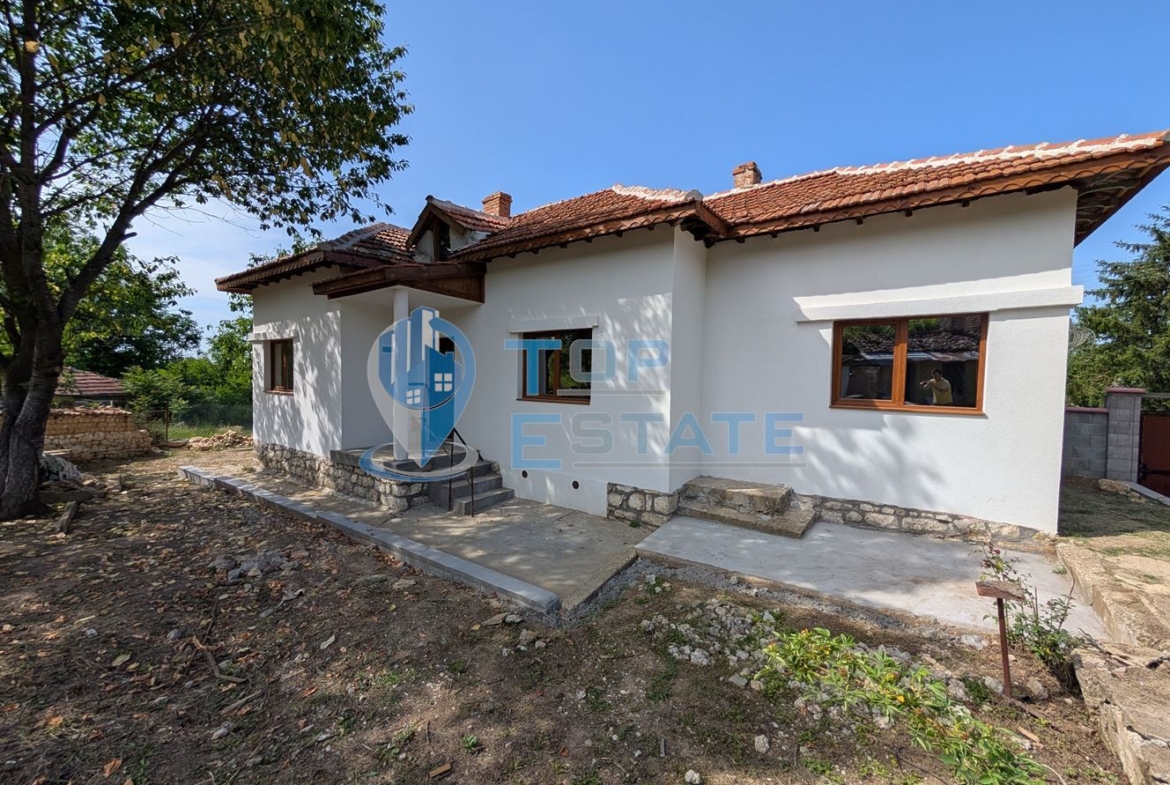Едноетажна реновирана тухлена къща с голям двор в село Русаля - 0