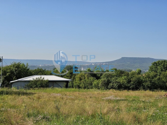 Парцел в регулация с ток, два кладенеца и постройка в село Правда, област Велико Търново - 0