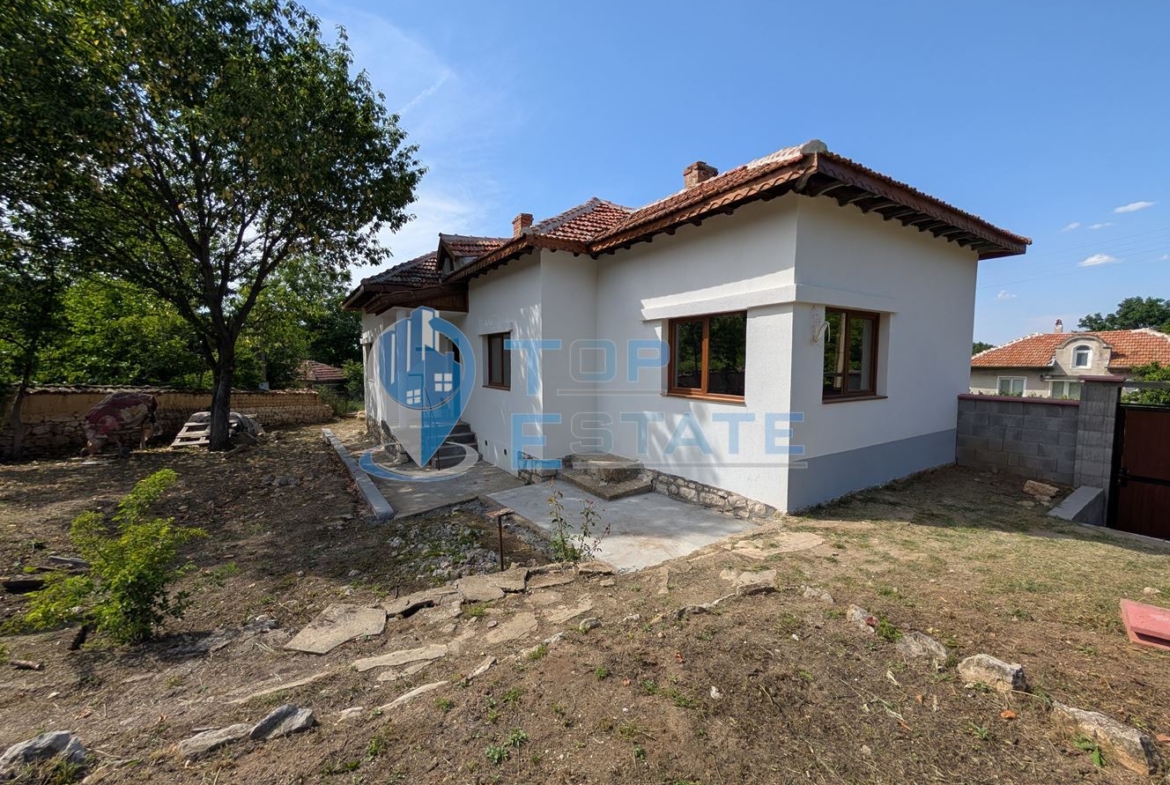 Едноетажна реновирана тухлена къща с голям двор в село Русаля - 0