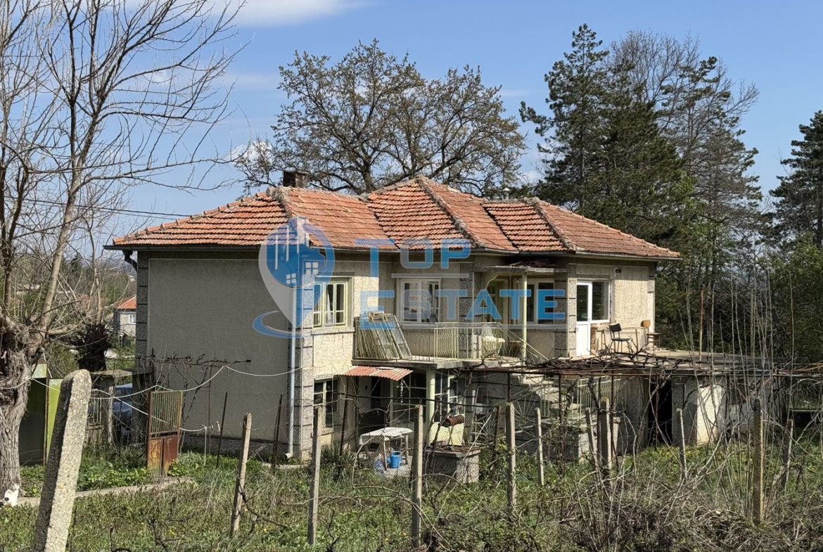 Двуетажна тухлена къща с гараж и кладенец в село Ново Градище, област Велико Търново - 0