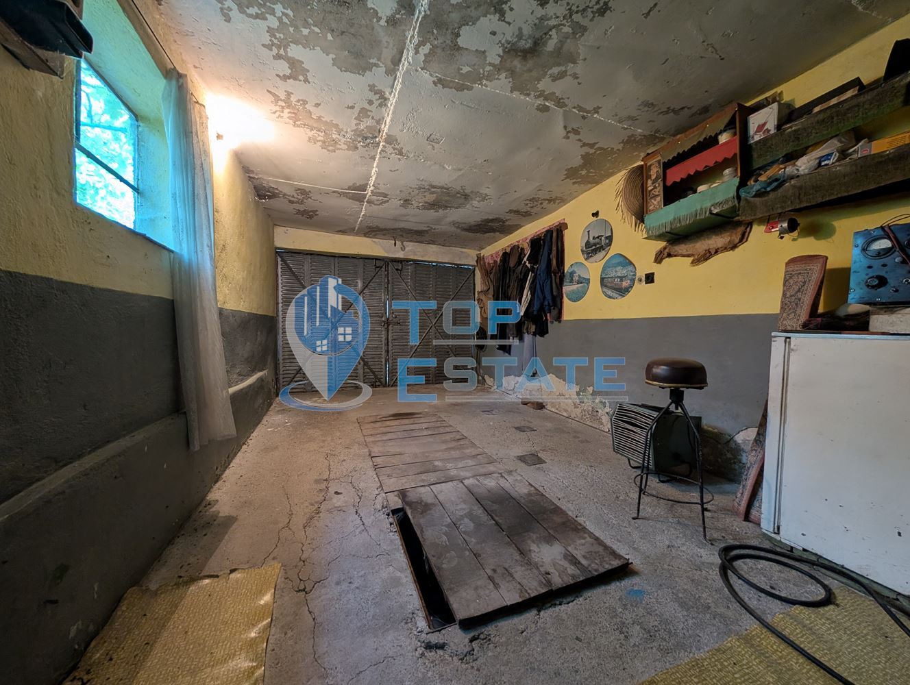 Едноетажна къща с два гаража и кладенец в село Първомайци - 0