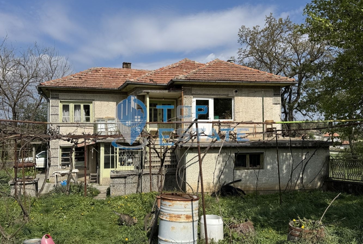 Двуетажна тухлена къща с гараж и кладенец в село Ново Градище, област Велико Търново - 0