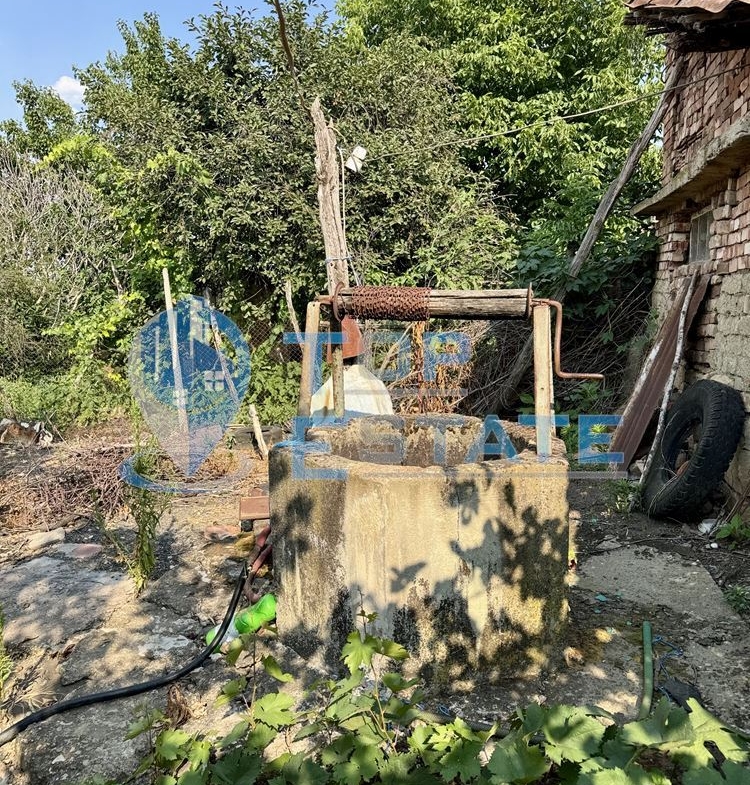 Двуетажна тухлена къща с кладенец и допълнителни постройки в село Недан, област Велико Търново - 0