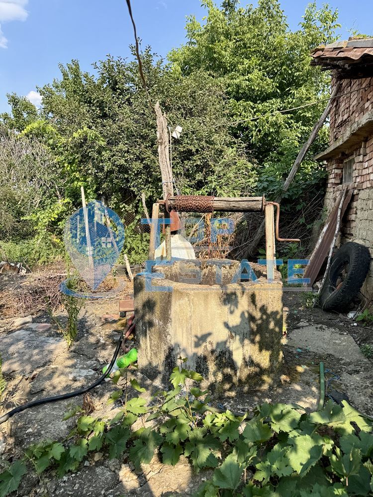 Двуетажна тухлена къща с кладенец и допълнителни постройки в село Недан, област Велико Търново - 0