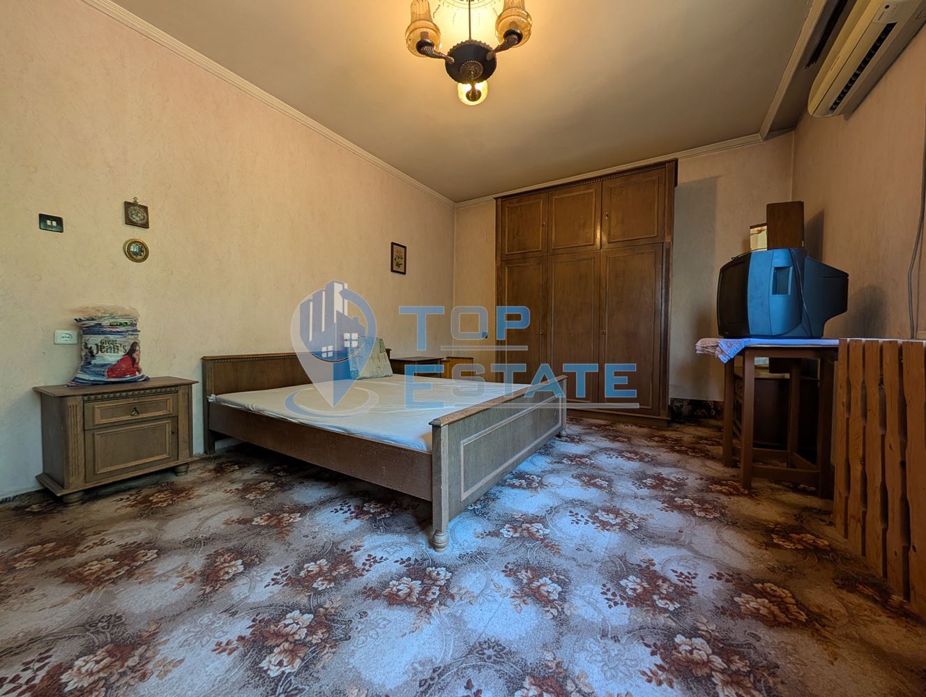 Просторен етаж от къща с дворно място в централната част на град Горна Оряховица - 0