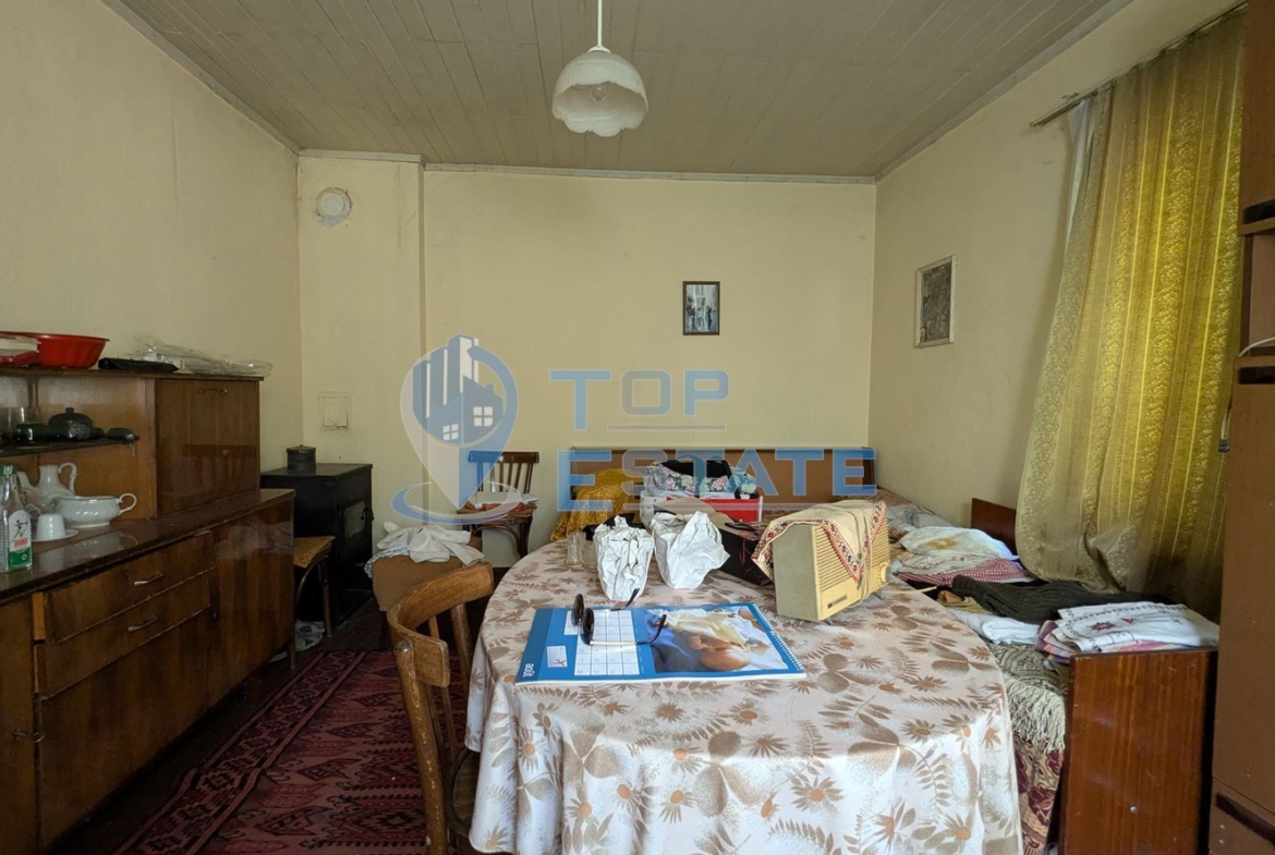 Двуетажна тухлена къща с кладенец в село Поликраище, област Велико Търново - 0
