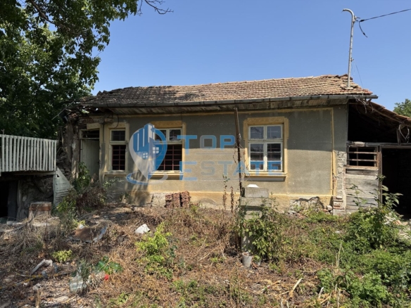Тухлена къща с кладенец в село Горски Сеновец, област Велико Търново - 0