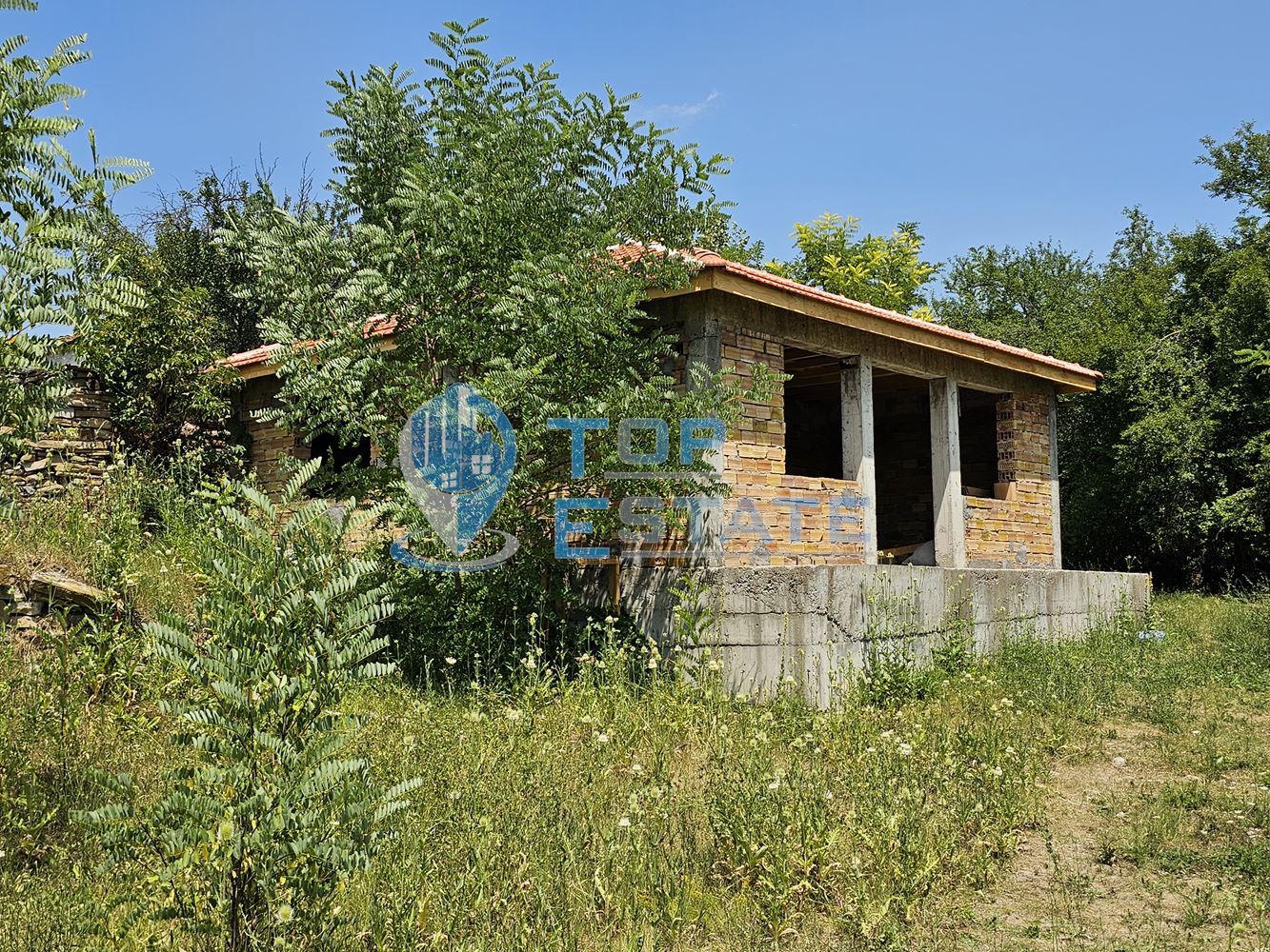 Голям панорамен парцел с къща на груб строеж със завършен покрив в село Славейково, област Габрово - 0