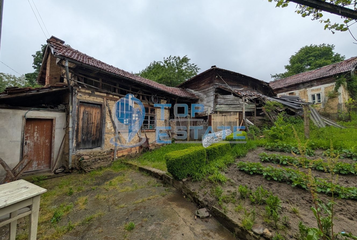 Двуетажна тухлена къща в близост до град Плачковци - 0