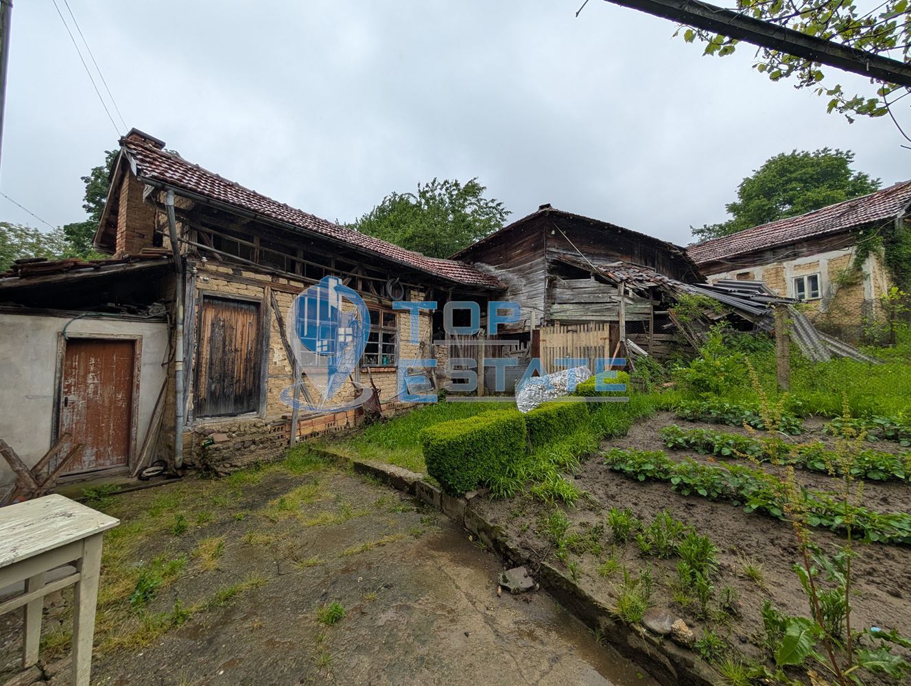 Двуетажна тухлена къща в близост до град Плачковци - 0