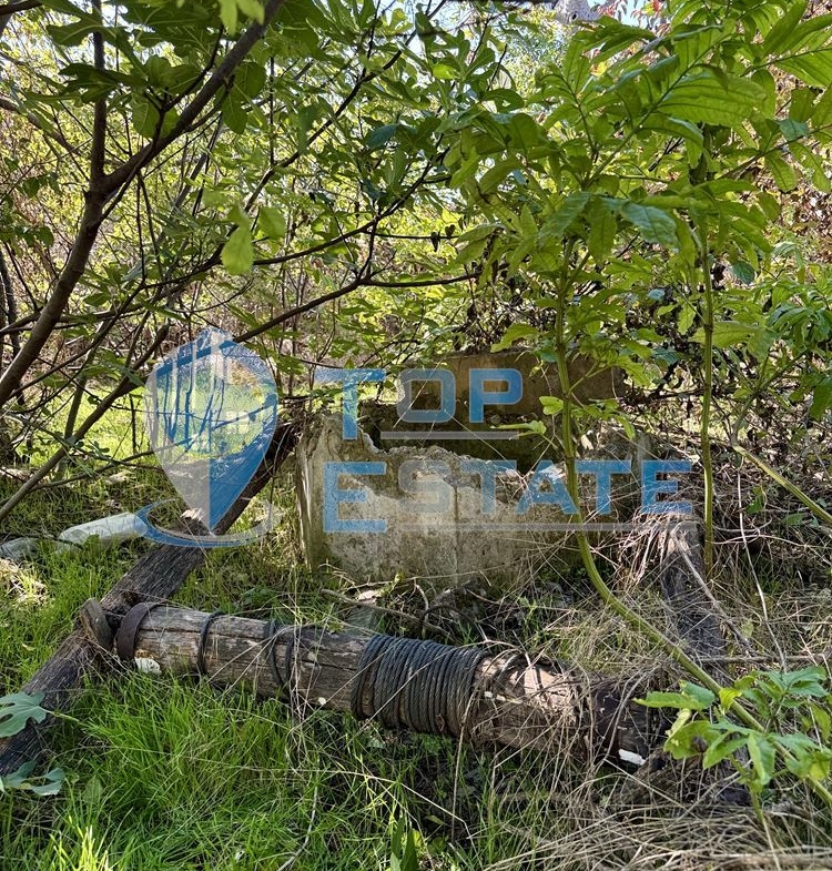 Двуетажна тухлена къща с кладенец и гараж в село Водолей, област Велико Търново - 0