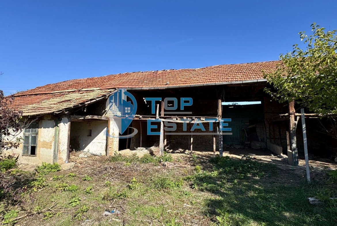 Двуетажна тухлена къща с кладенец и гараж в село Водолей, област Велико Търново - 0