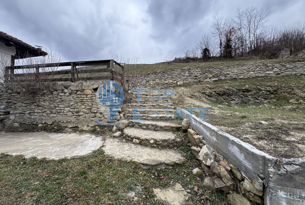 Двуетажна къща с панорамна гледка в гр. Елена, област Велико Търново - 0
