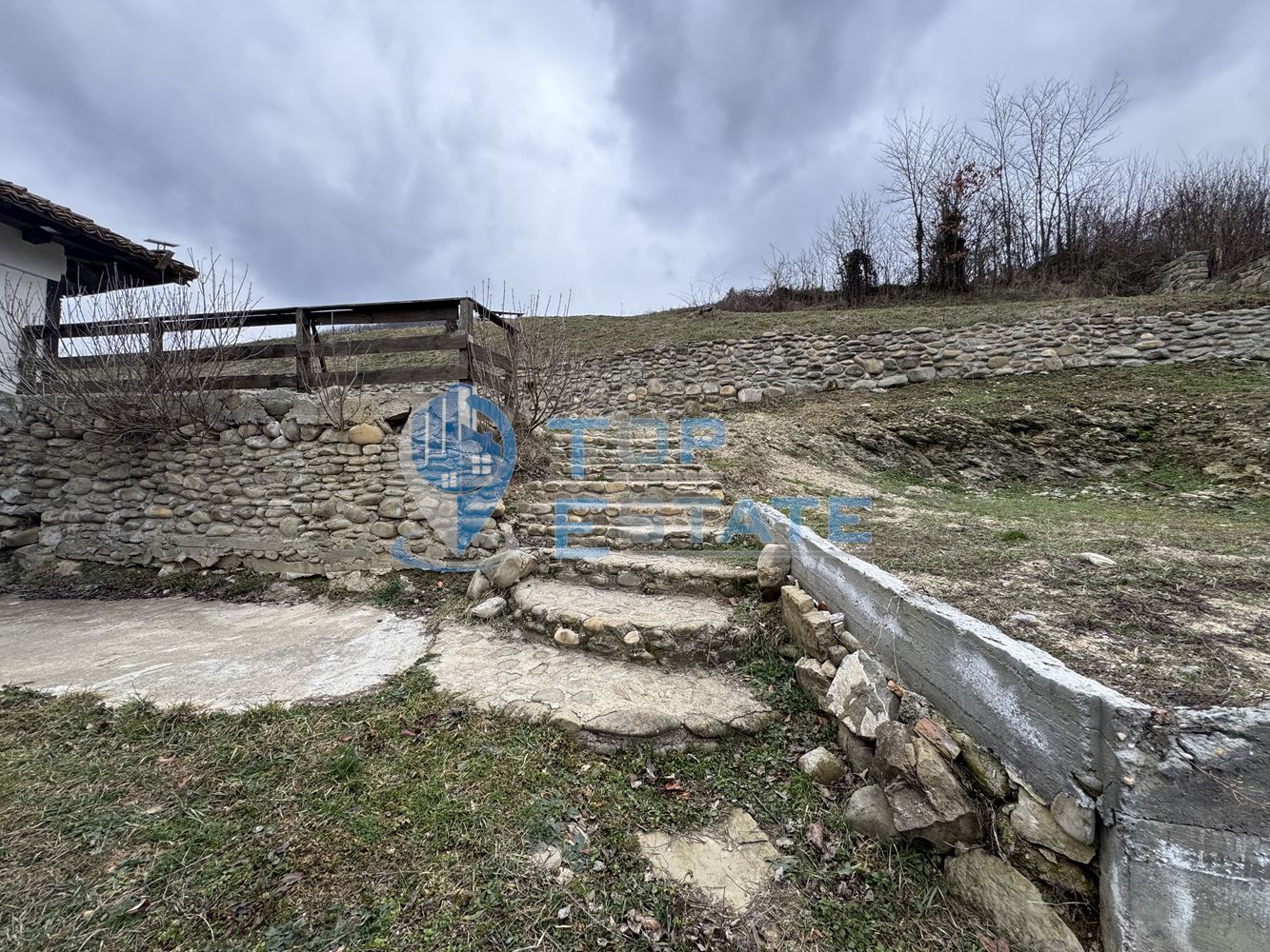 Двуетажна къща с панорамна гледка в гр. Елена, област Велико Търново - 0