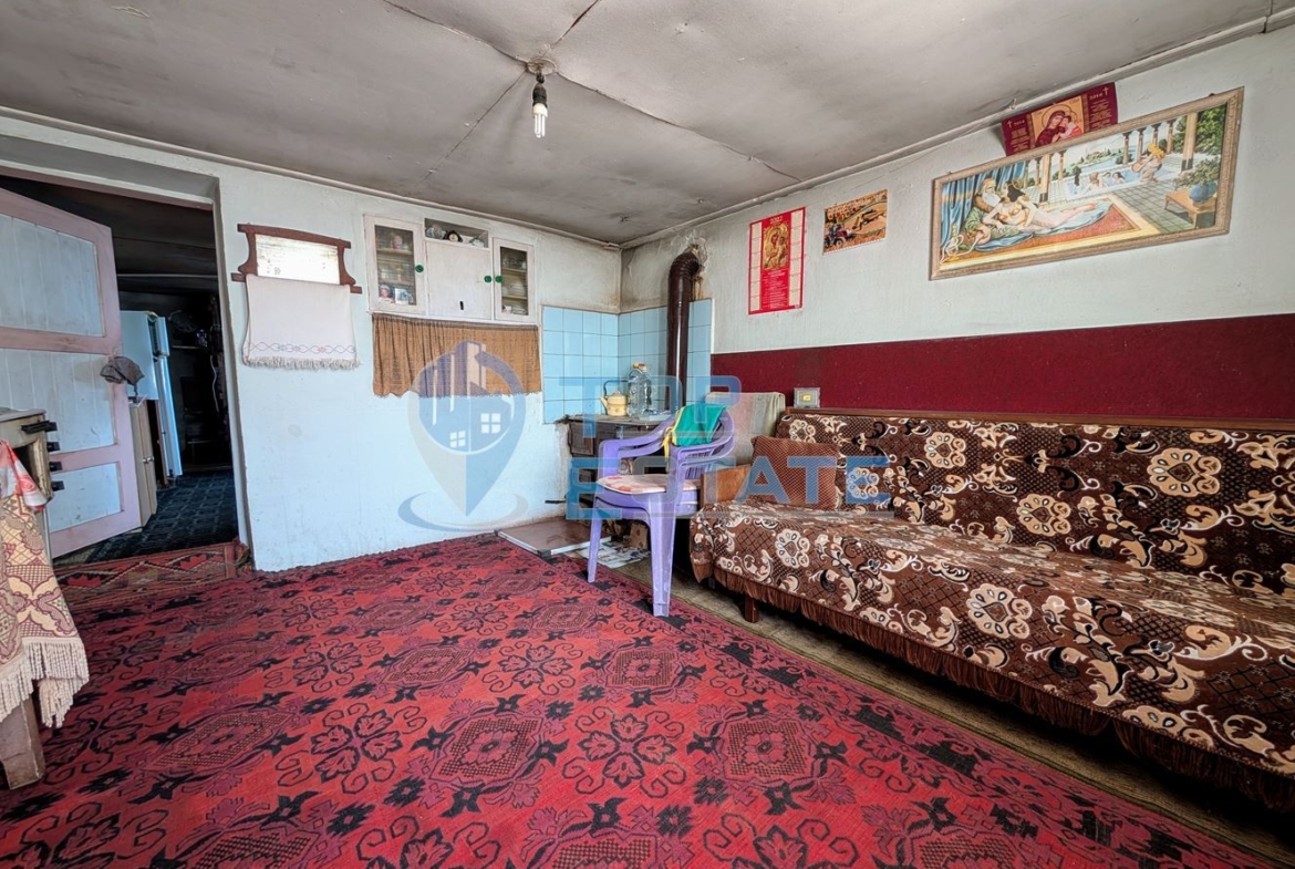 Едноетажна къща с множество стопански постройки и голям двор в село Хаджидимитрово - 0