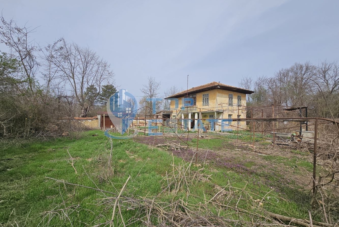 Двуетажна къща с голям двор в село Върбица, област Велико Търново - 0