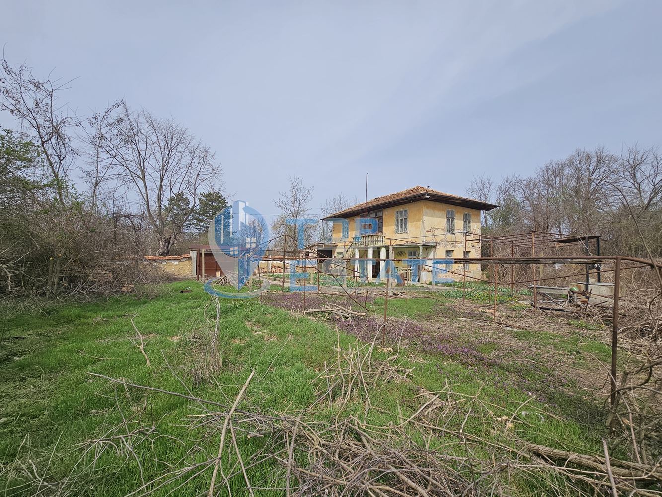 Двуетажна къща с голям двор в село Върбица, област Велико Търново - 0