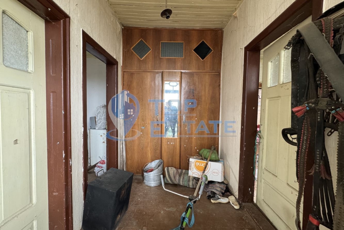 Двуетажна тухлена къща с кладенец в село Ресен, област Велико Търново - 0