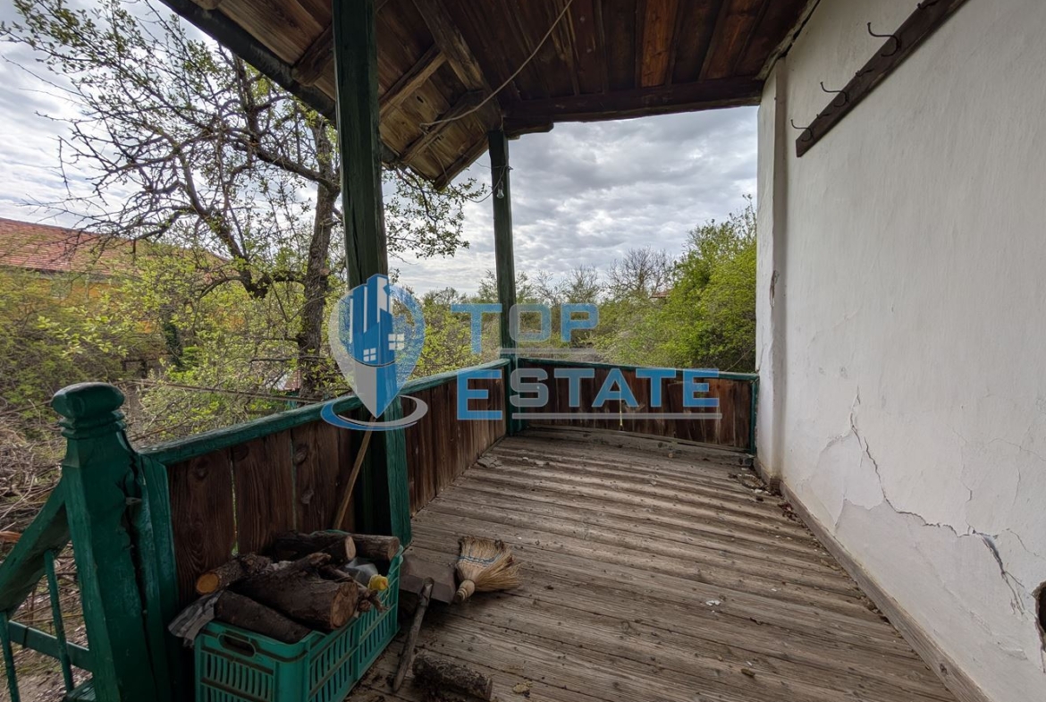 Двуетажна старинна къща с кладенец в село Малки Вършец - 0