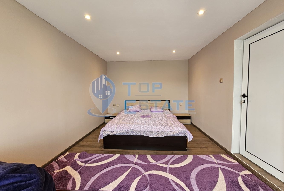 Двуетажна обзаведена и ремонтирана къща с три спални в село Страхилово, област Велико Търново - 0