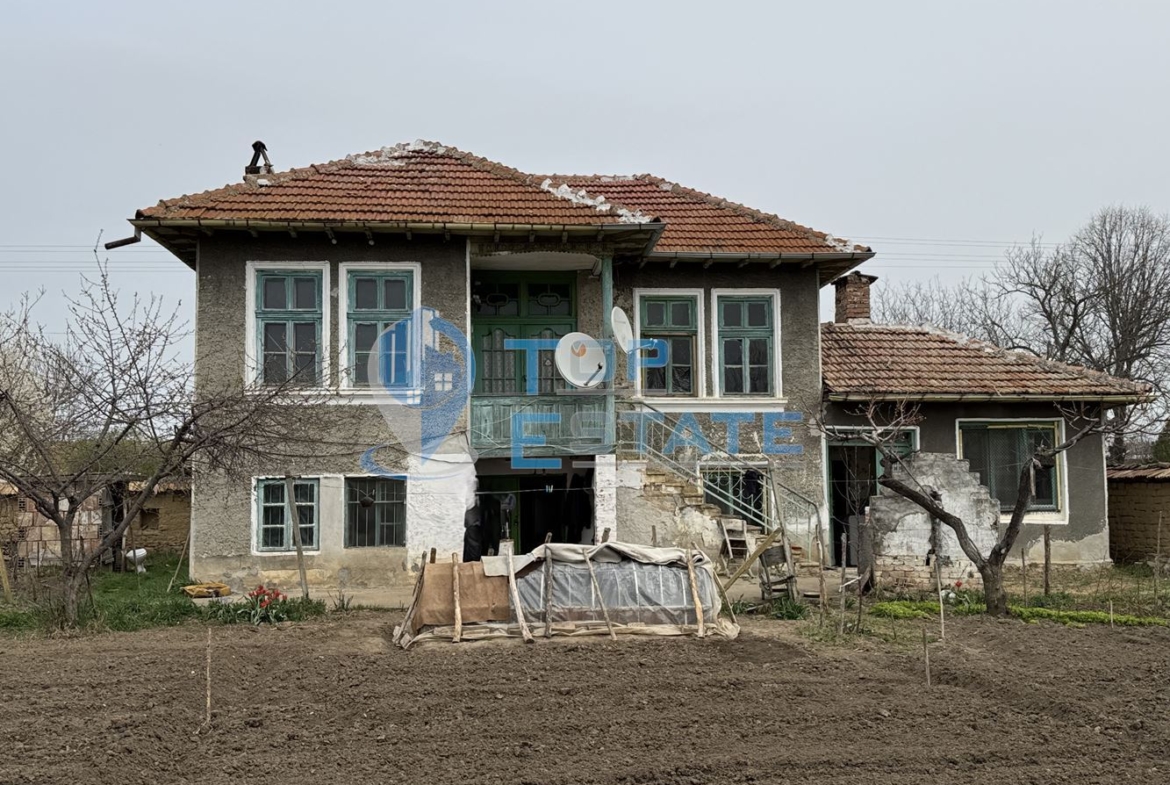 Двуетажна тухлена къща с кладенец в село Ресен, област Велико Търново - 0