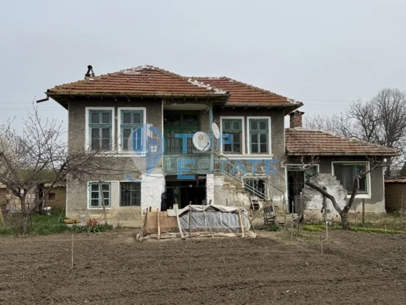 Двуетажна тухлена къща с кладенец в село Ресен, област Велико Търново - 0