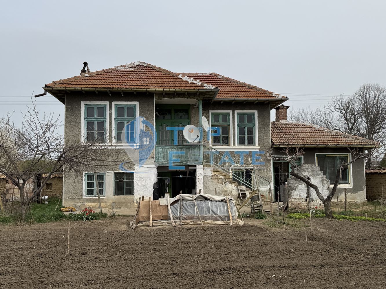 Двуетажна тухлена къща с кладенец в село Ресен, област Велико Търново - 0
