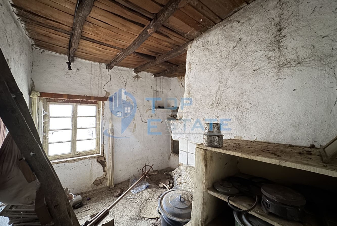 Двуетажна къща с кладенец и стопанска постройка в село Николаево, област Велико Търново - 0