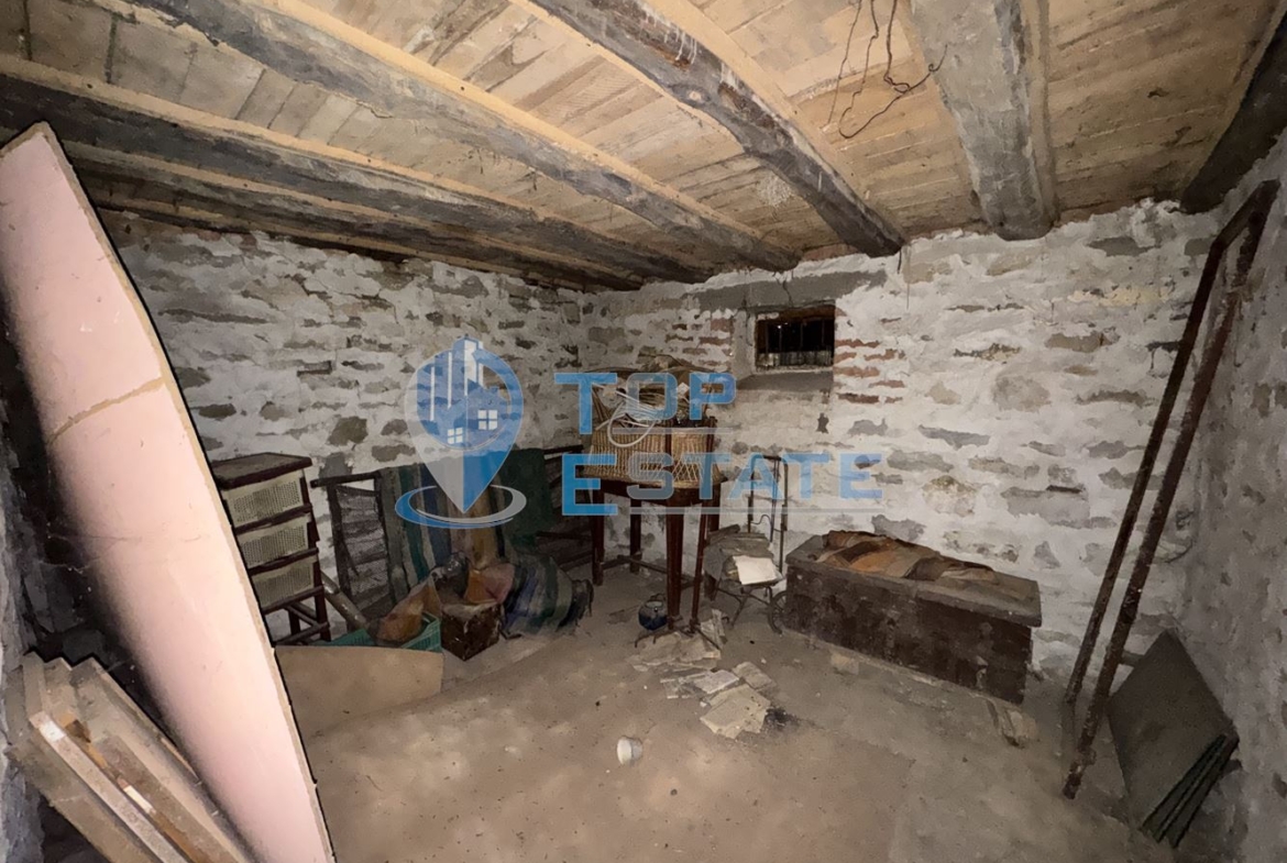 Тухлена къща с кладенец в с. Козаревец, област Велико Търново - 0