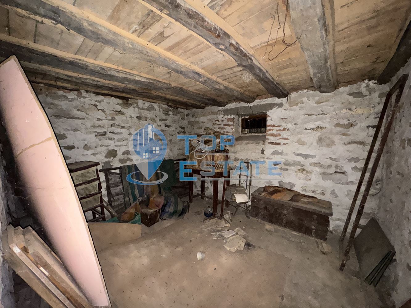 Тухлена къща с кладенец в с. Козаревец, област Велико Търново - 0