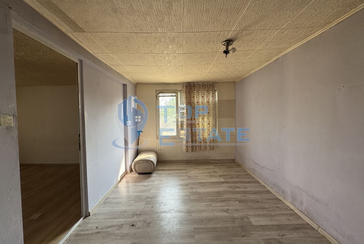 Тухлена къща с кладенец и стопански постройки в село Драганово, област Велико Търново - 0