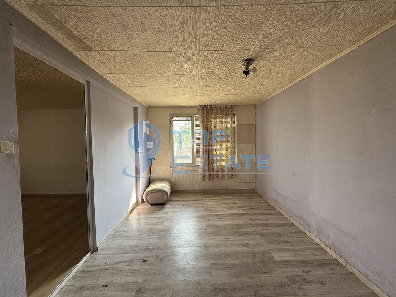 Тухлена къща с кладенец и стопански постройки в село Драганово, област Велико Търново - 0