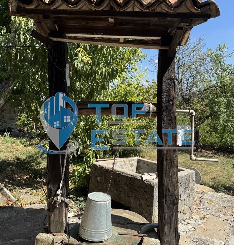 Двуетажна тухлена къща с кладенец и голям двор в село Гоздейка, област Велико Търново - 0